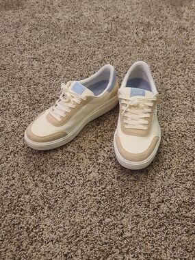  Kizik Women's Prague 2 in the Buttercream/Soft Chambray colorway Cream & Beige